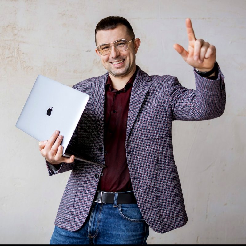 Karol Tabiś, prowadzący SalesJump